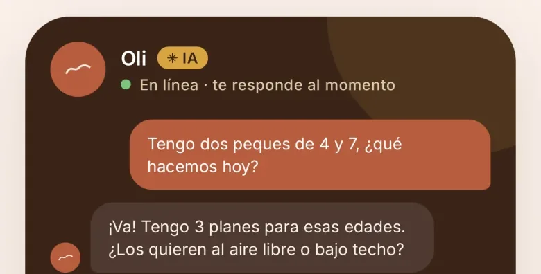 Tarjeta de la app que invita a preguntarle a Oli, con una conversación de ejemplo: “Tengo dos peques de 4 y 7, ¿qué hacemos hoy?” y “¡Va! Tengo 3 planes para esas edades. ¿Los quieren al aire libre o bajo techo?”
